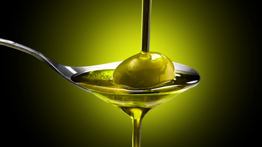 Olive mit Olivenöl